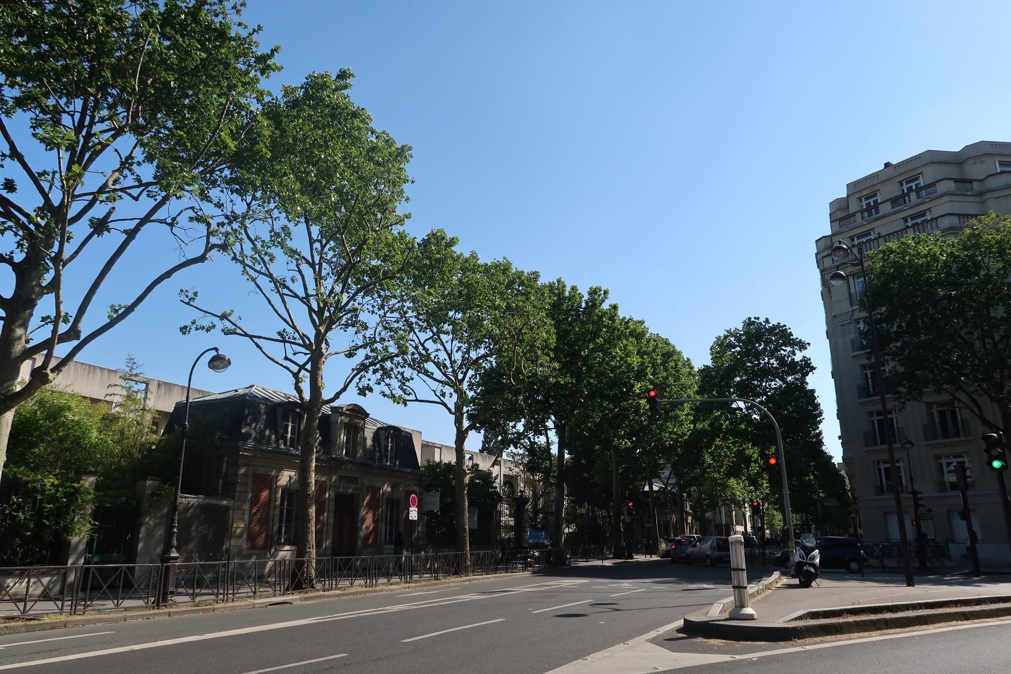 La rue Chardon-Lagache, bordée d'arbres et d'immeubles, dans le 16e arrondissement de Paris.